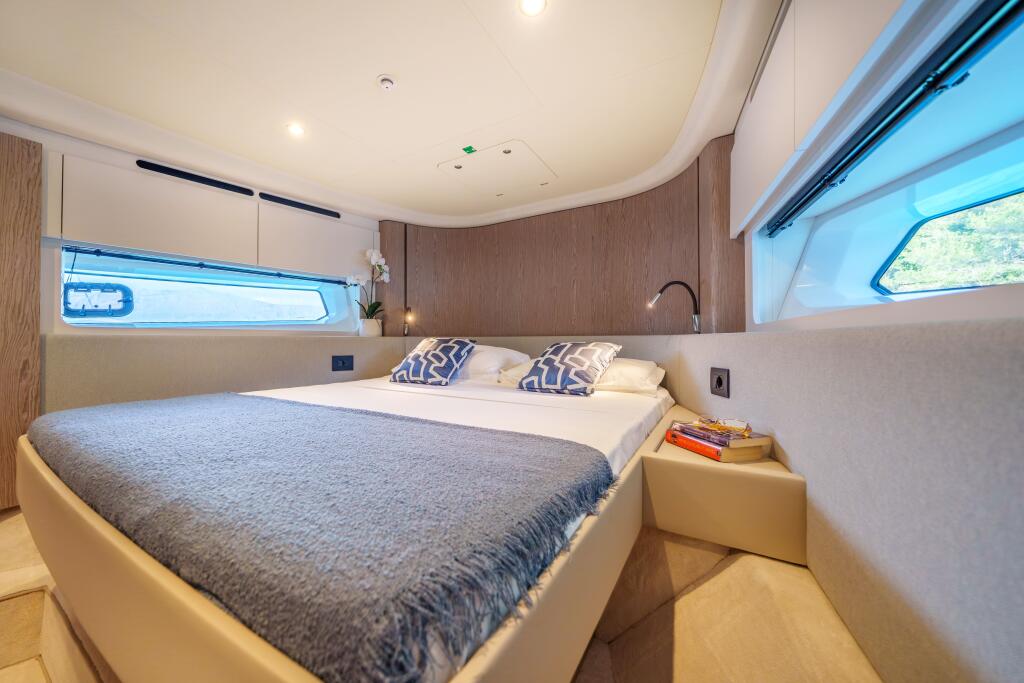 Azimut 53 White