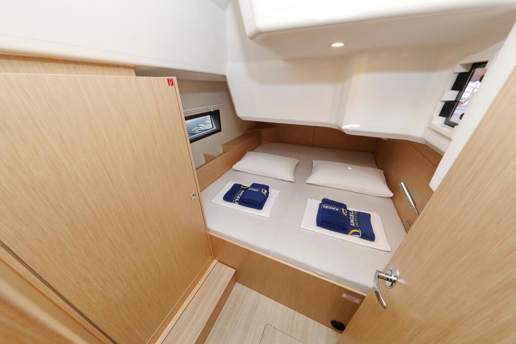 Bavaria C42 Levente