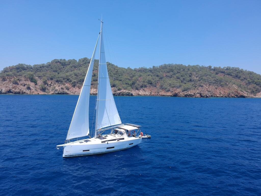 Dufour 390 Joy 5