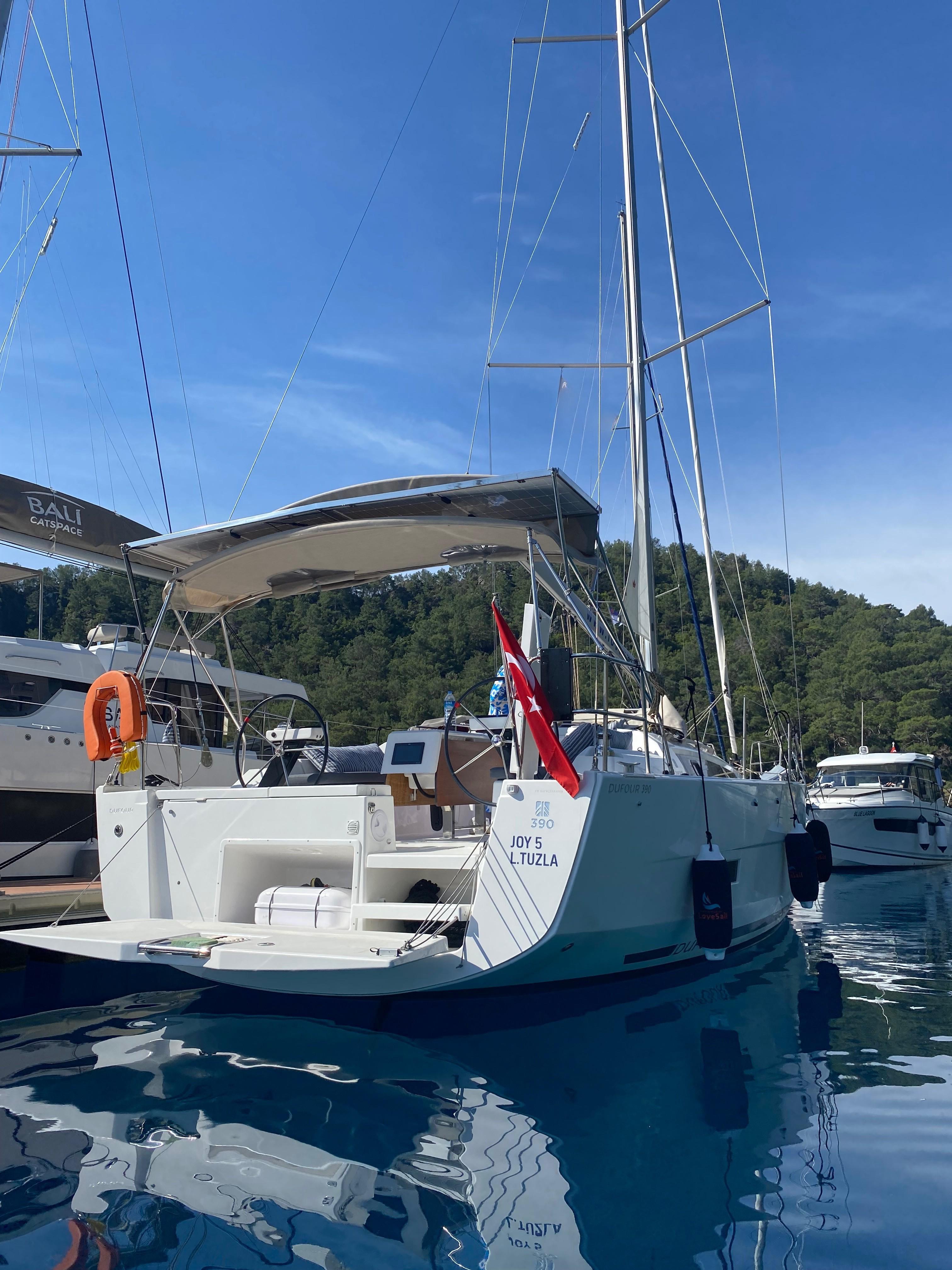 Dufour 390 Joy 5