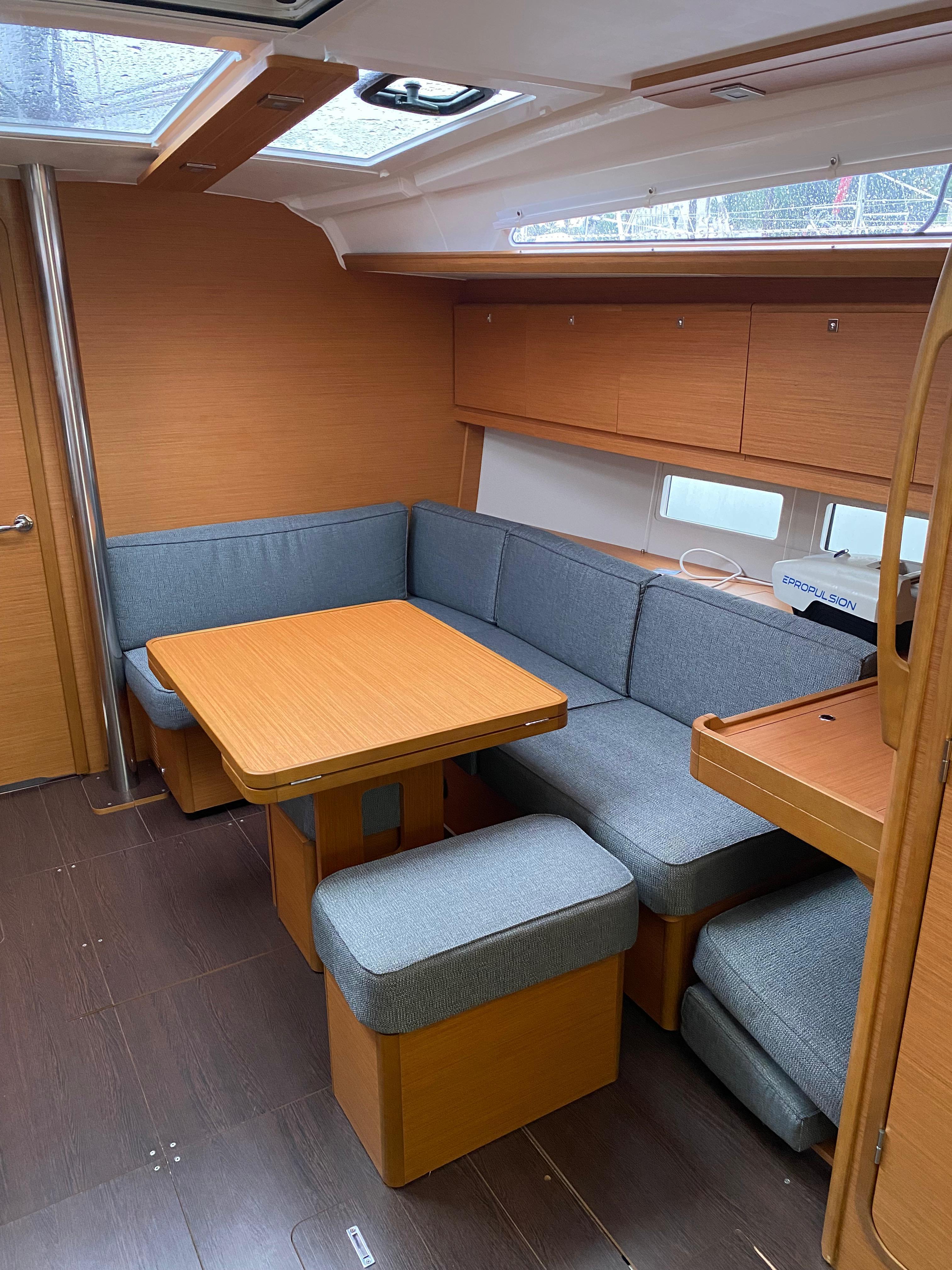 Dufour 390 Joy 5