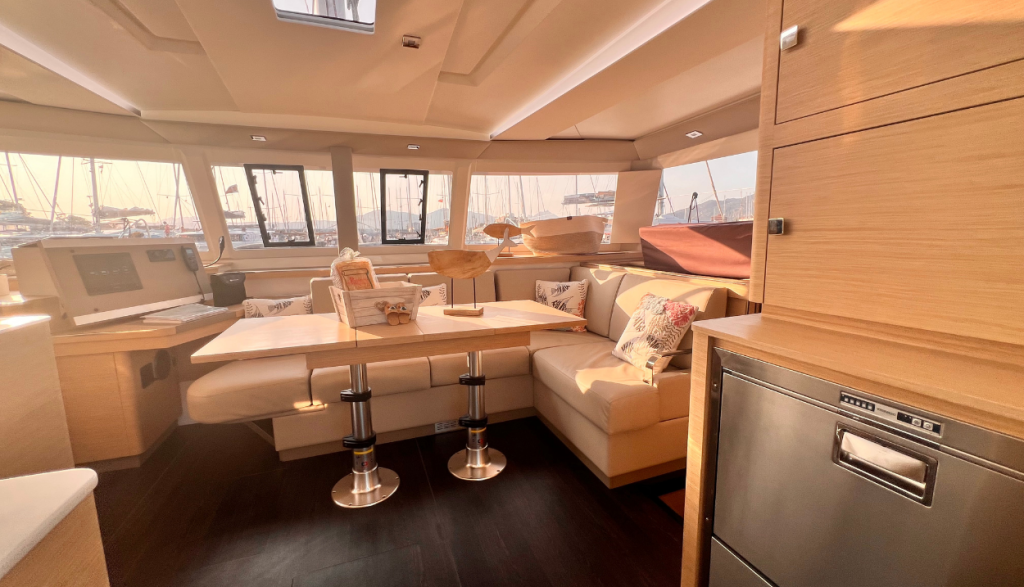 Fountaine Pajot Astrea 42 Bollinger