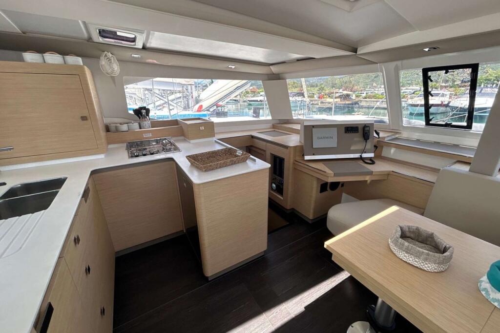 Fountaine Pajot Astrea 42 Deutz