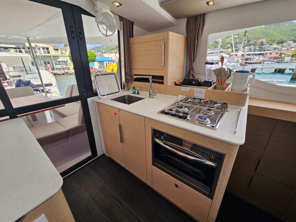 Fountaine Pajot FP 41 Maesto 3 Irish Exit