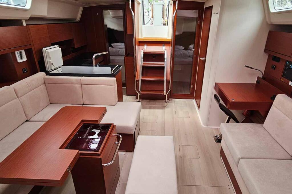 Hanse 458 Apple