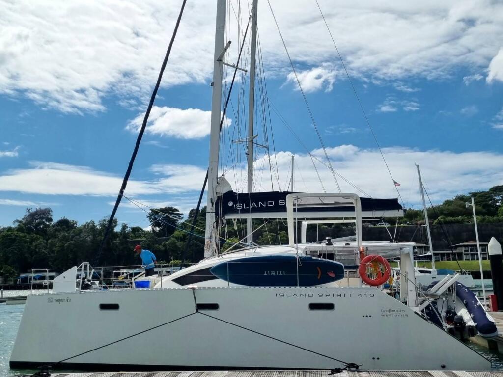 Island Spirit 410 Fortunate Sun