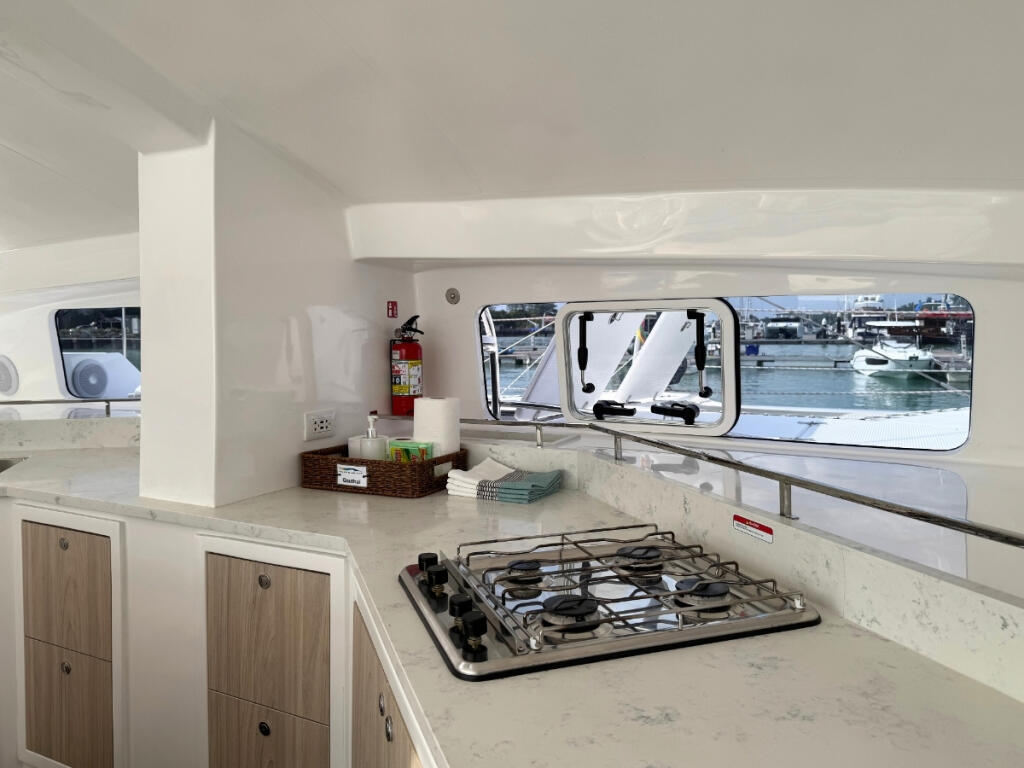 Island Spirit 410 Gauthai
