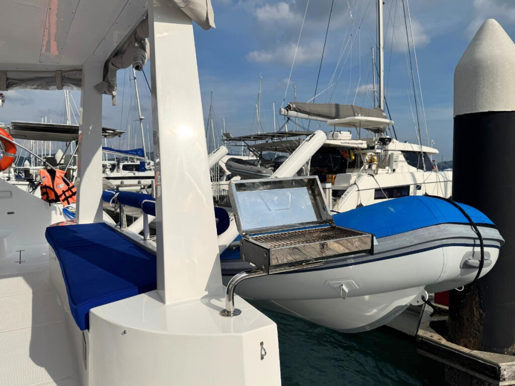 Island Spirit 410 Isle Phantom