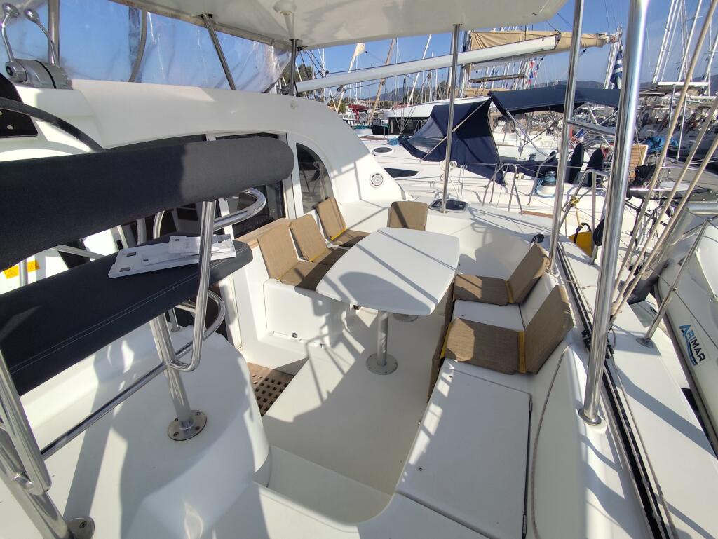 Lagoon 380 Whooper