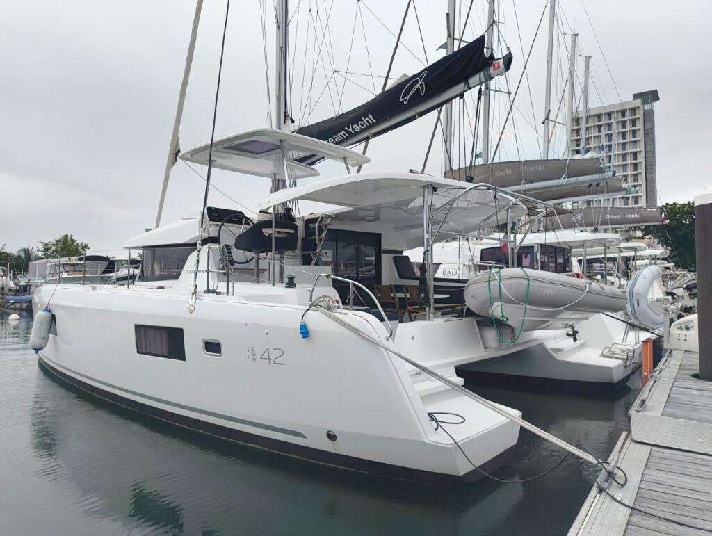 Lagoon 42 PERIWINKLE