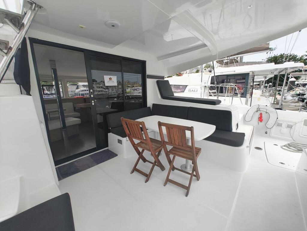Lagoon 42 PERIWINKLE