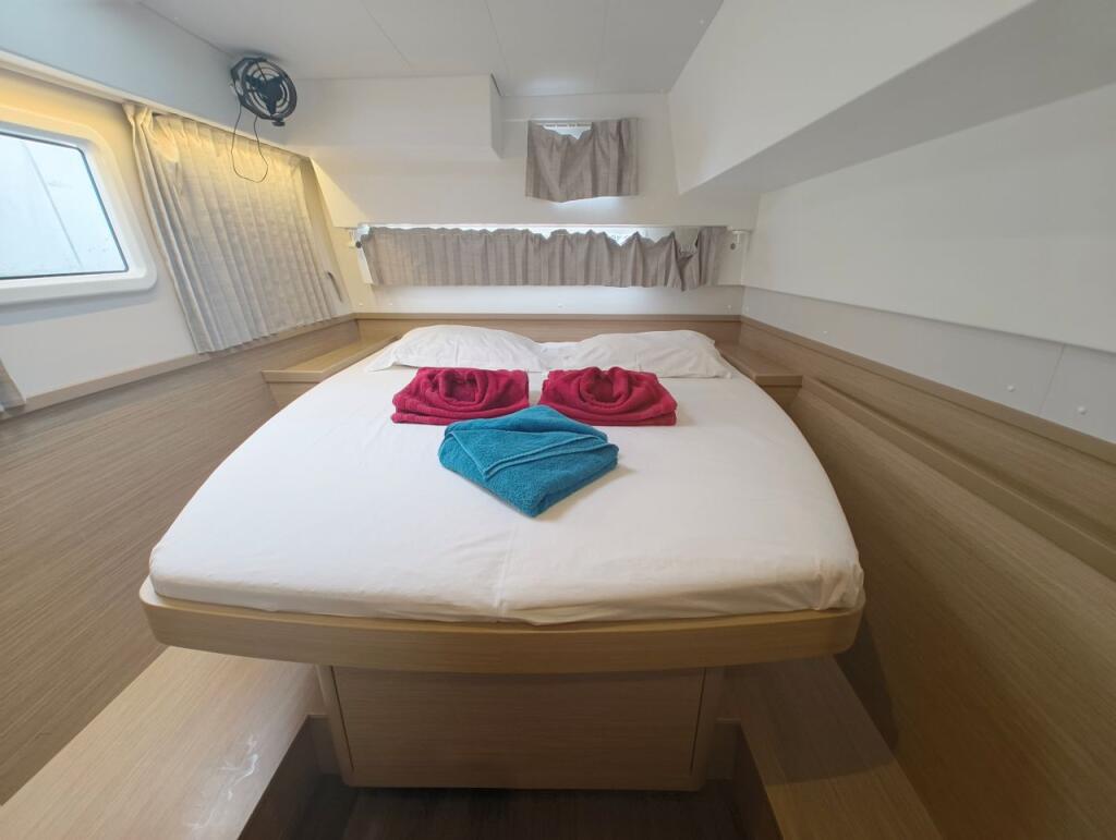 Lagoon 42 PERIWINKLE