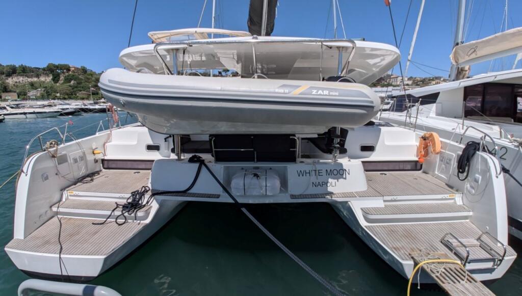 Lagoon 42 WHITE MOON 