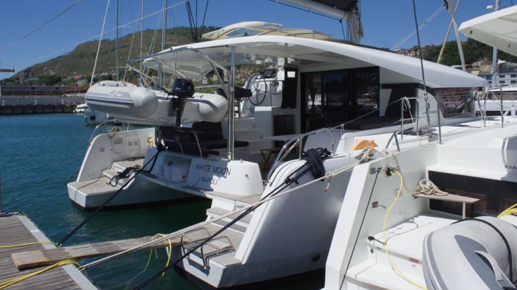 Lagoon 42 WHITE MOON 
