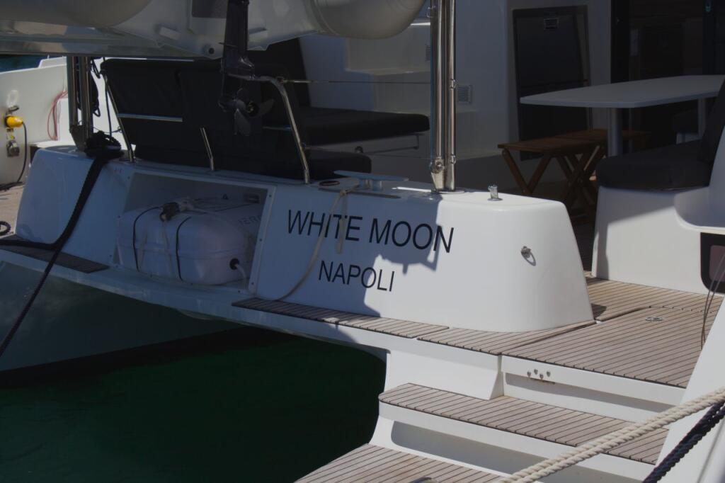 Lagoon 42 WHITE MOON 