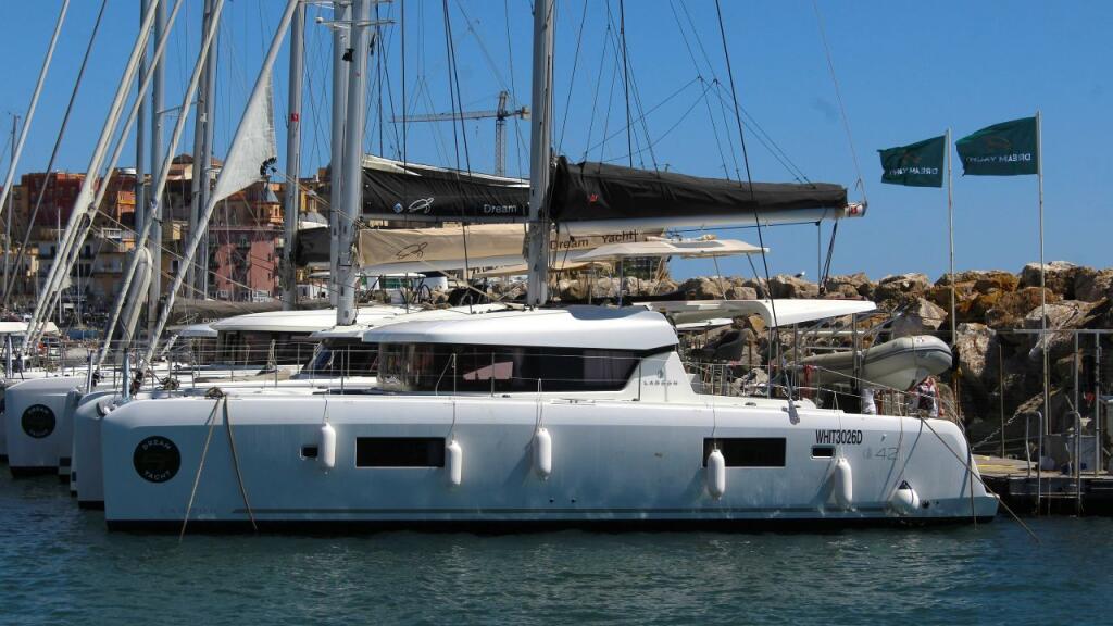 Lagoon 42 WHITE MOON 