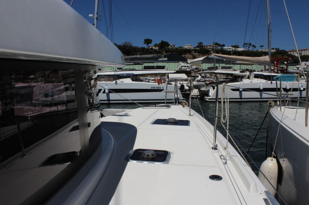 Lagoon 42 WHITE MOON 