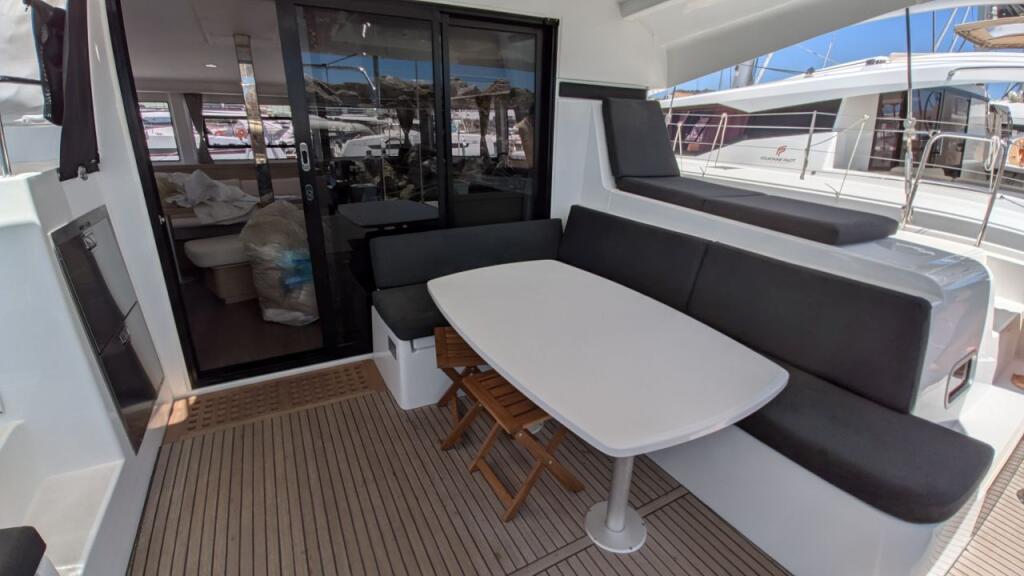 Lagoon 42 WHITE MOON 