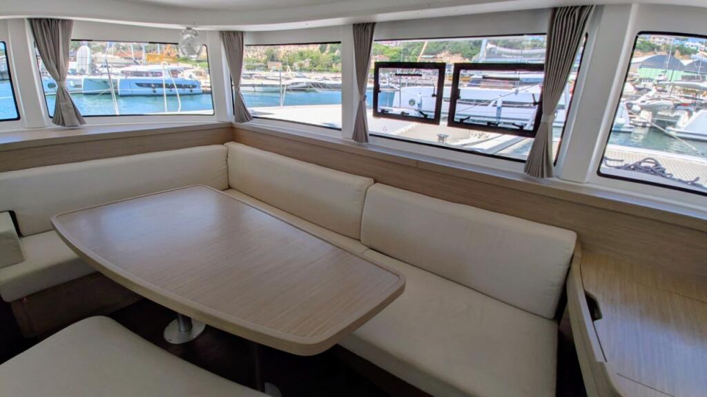 Lagoon 42 WHITE MOON 