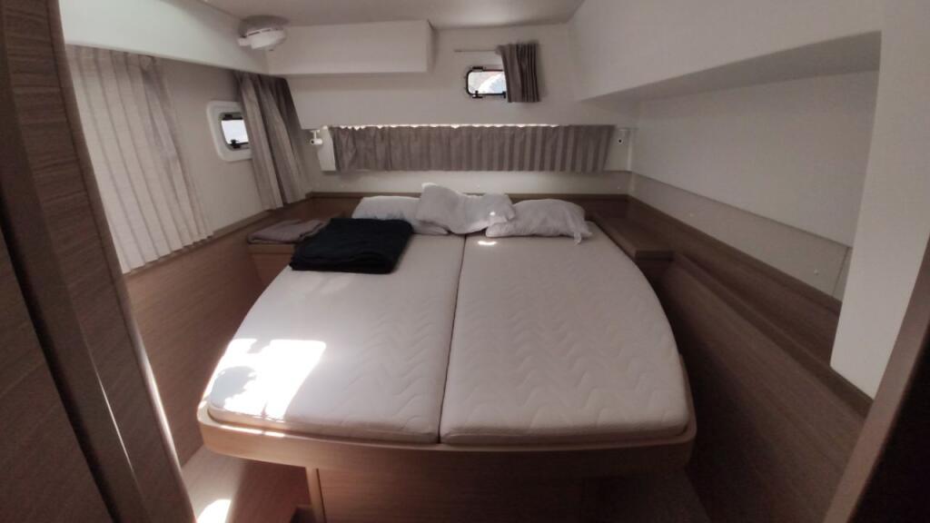 Lagoon 42 WHITE MOON 