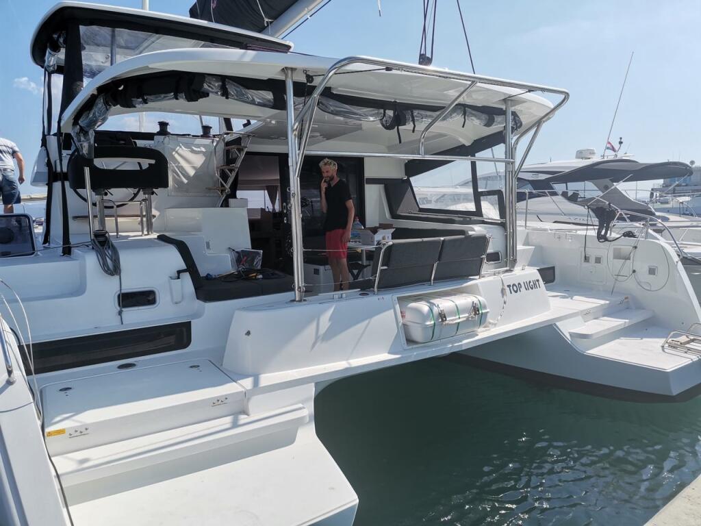 Lagoon 42 Top Light