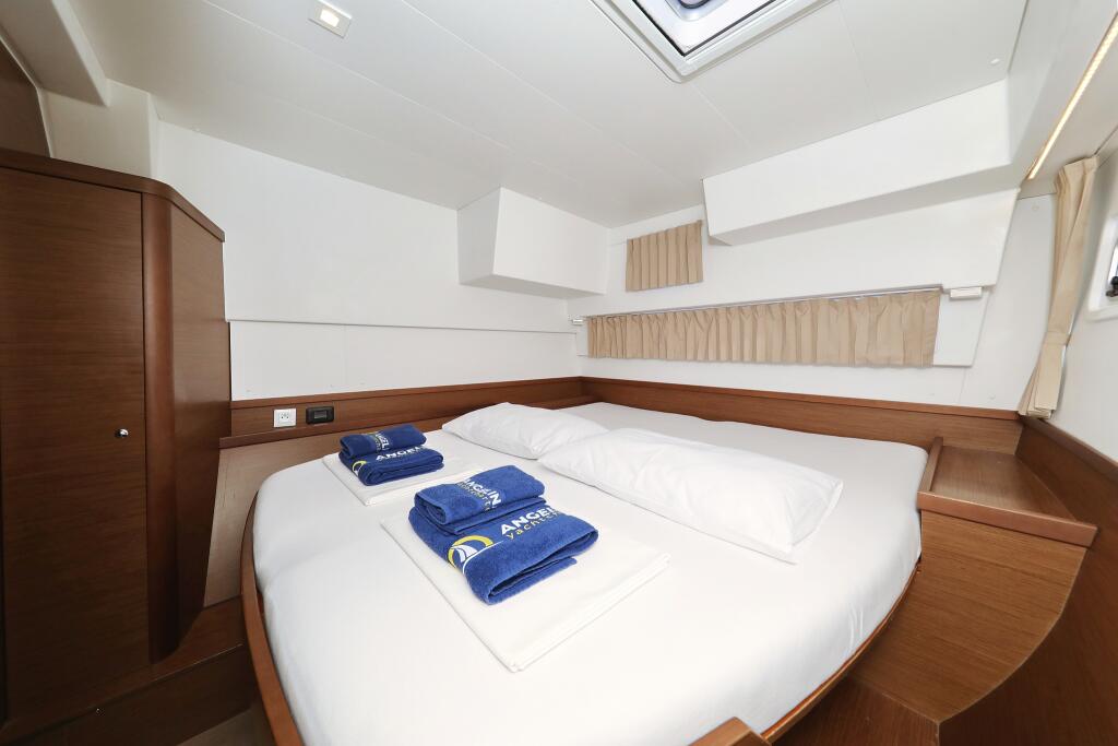 Lagoon 42 Media Luna