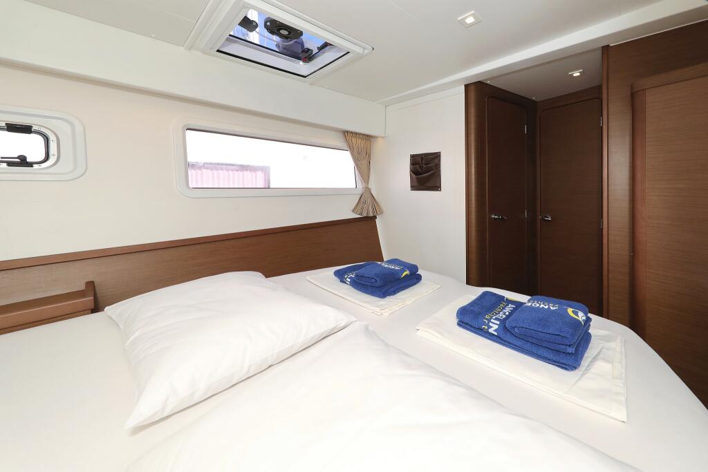 Lagoon 42 Media Luna