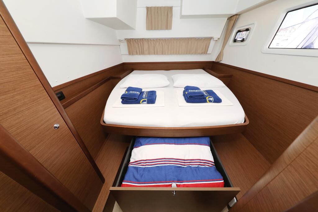 Lagoon 42 Media Luna