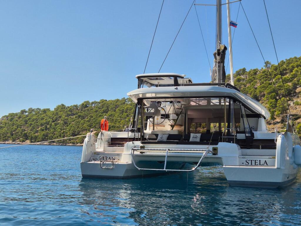 Lagoon 43 Stela