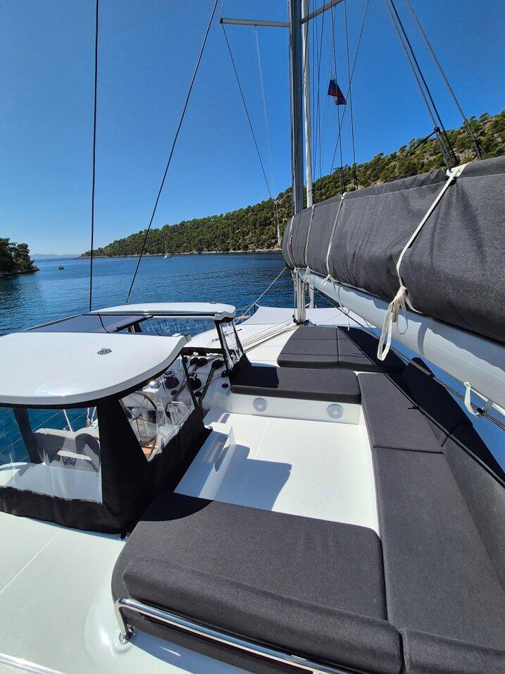 Lagoon 43 Stela