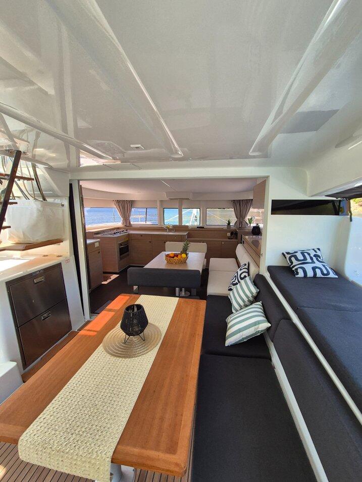 Lagoon 43 Stela