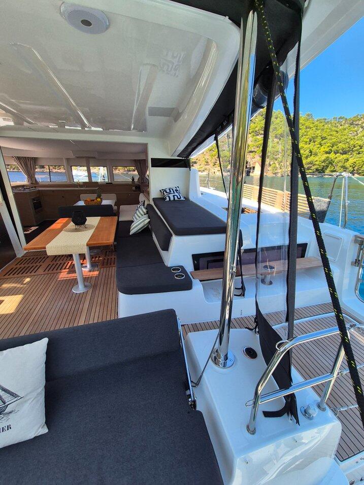Lagoon 43 Stela