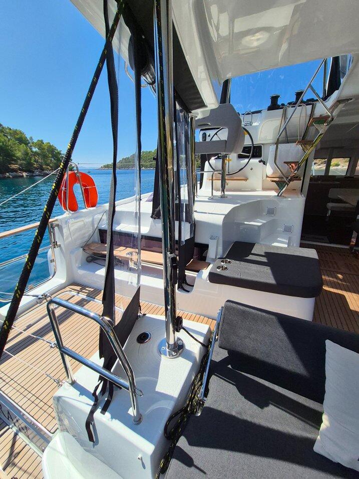 Lagoon 43 Stela