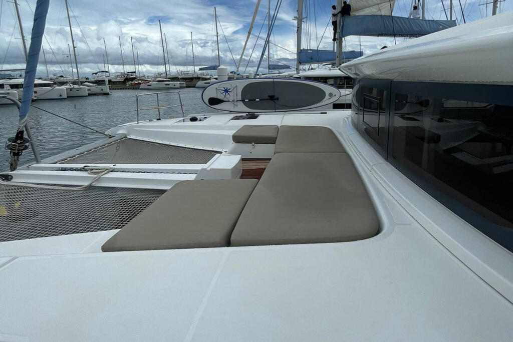 Lagoon 50 Bottoms up_X