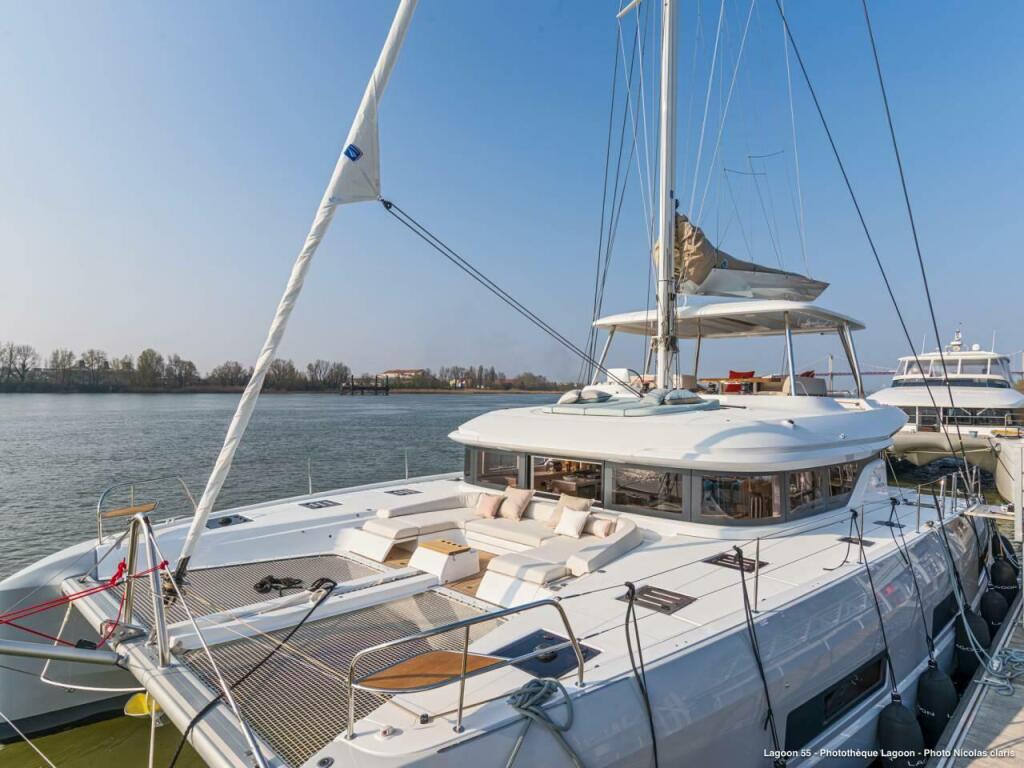 Lagoon 55 Smiley