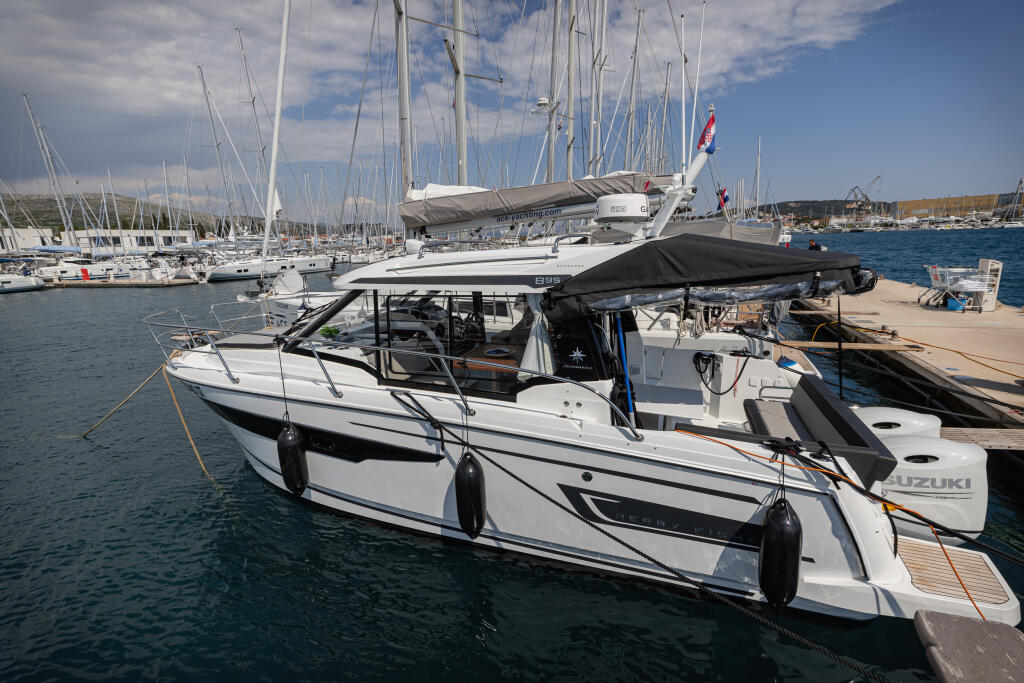 Merry Fisher 895 Offshore Shearwater