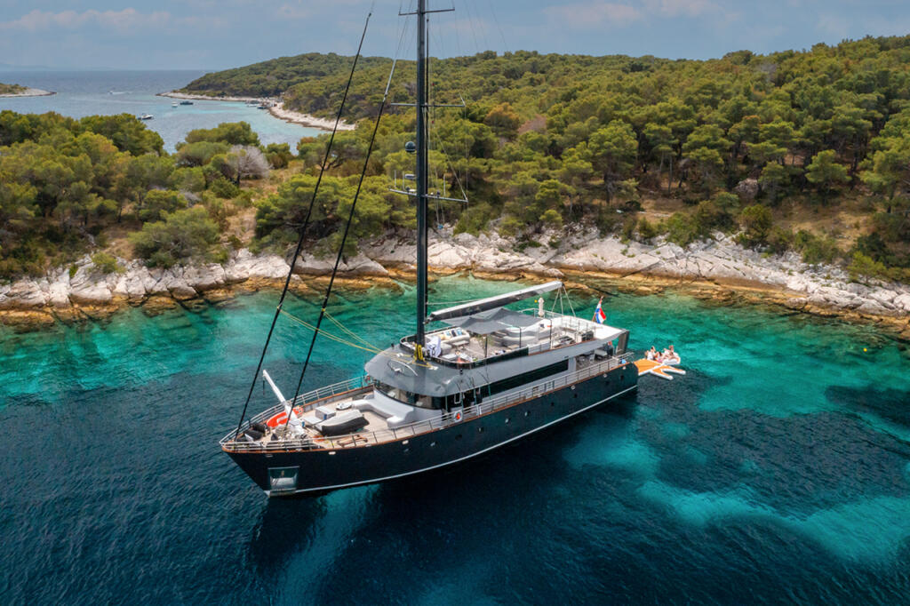 M/S Rara Avis Rara Avis