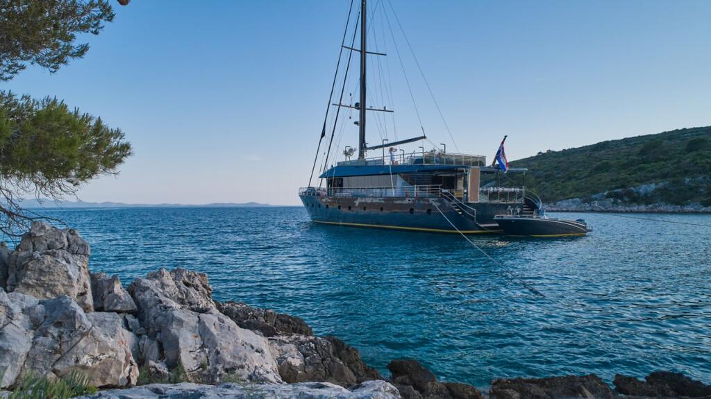 M/S Rara Avis Rara Avis