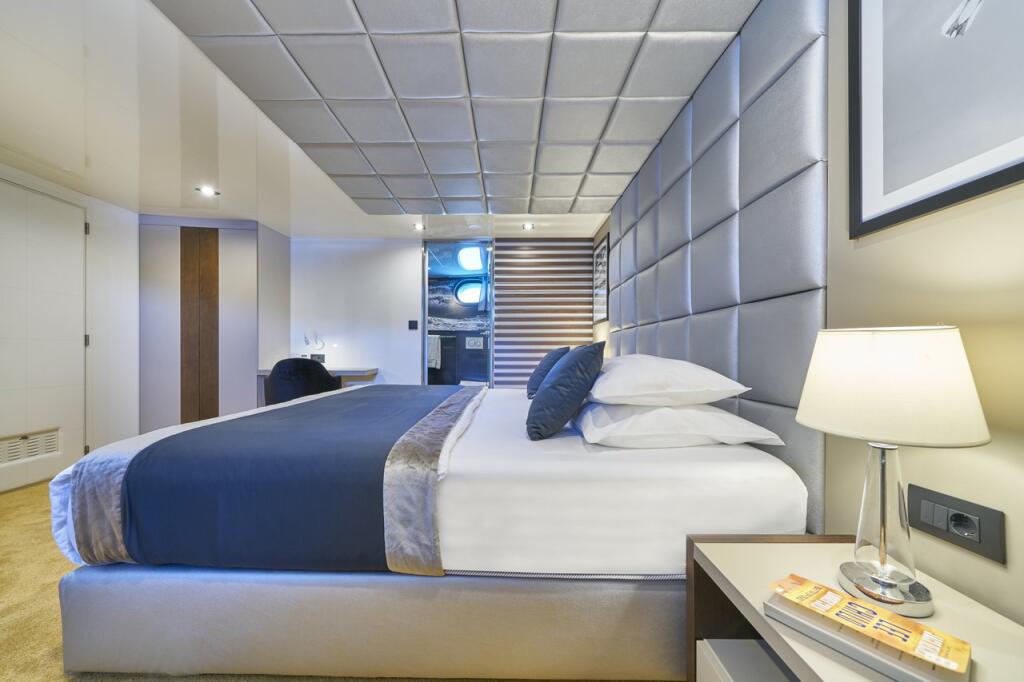 M/S Rara Avis Rara Avis