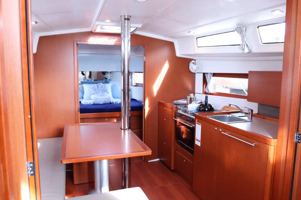 Oceanis 38.1 Arun