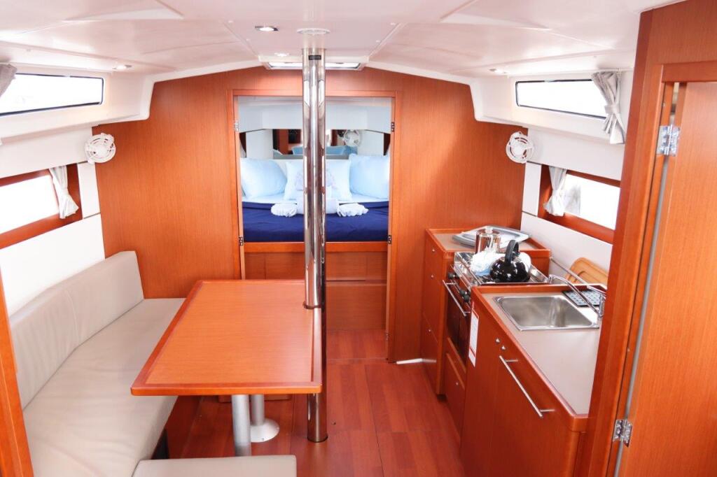 Oceanis 38.1 Arun