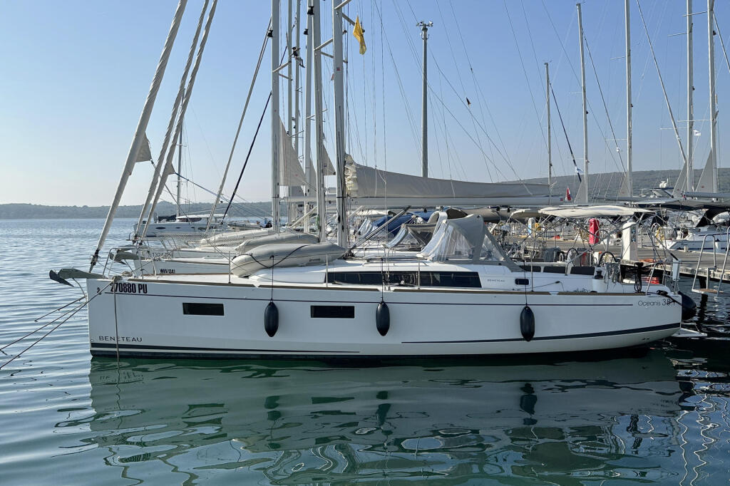 Oceanis 38.1 Tena