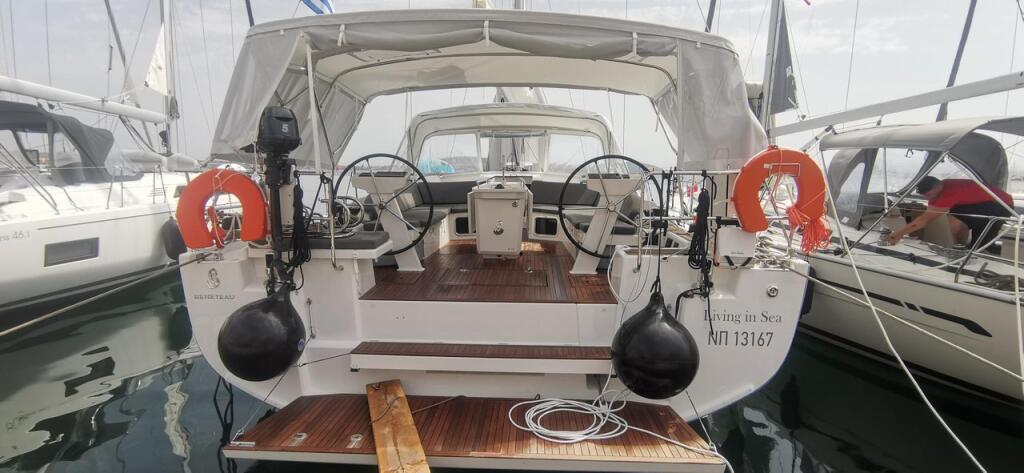 Oceanis 51.1 Living in sea