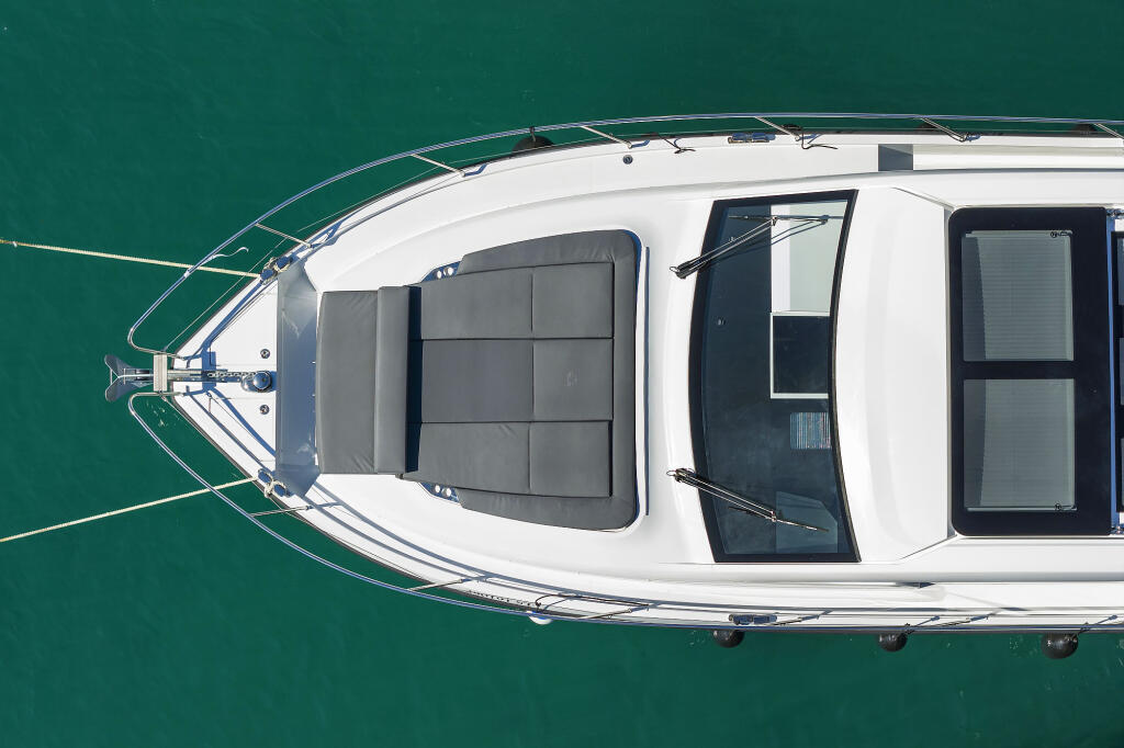 Sealine C390 Tireless