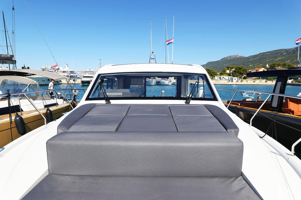 Sealine C390 Tireless