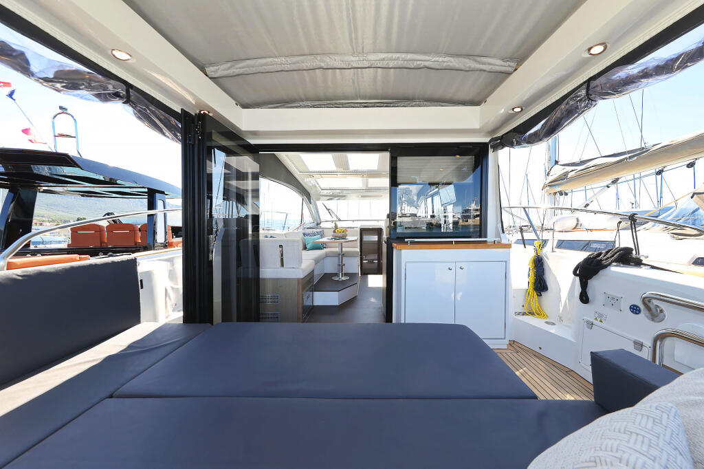 Sealine C390 Tireless