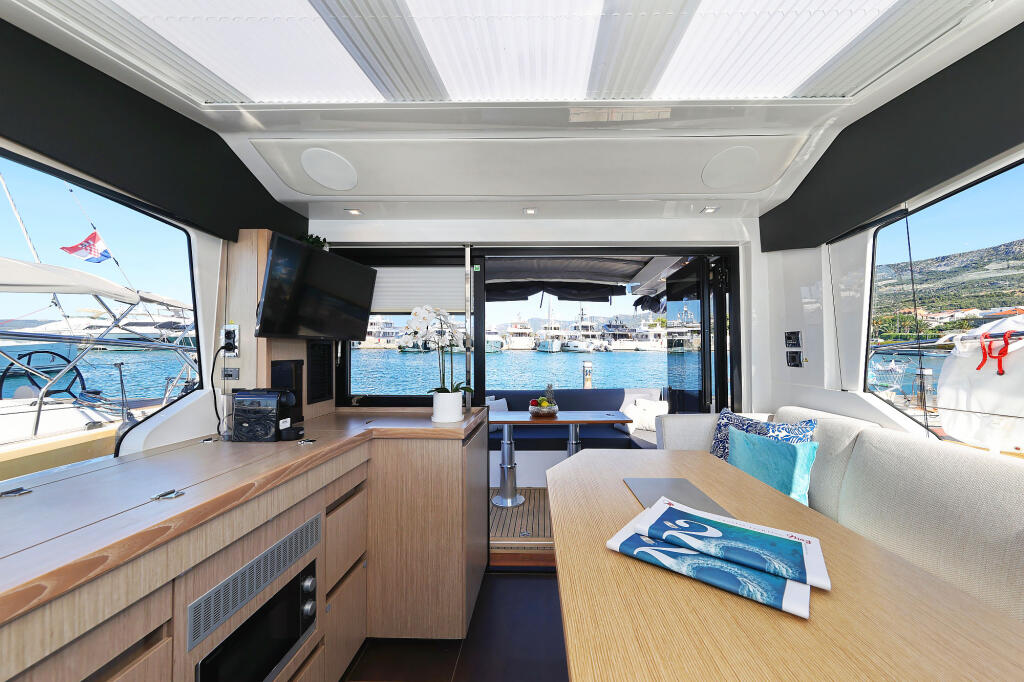 Sealine C390 Tireless