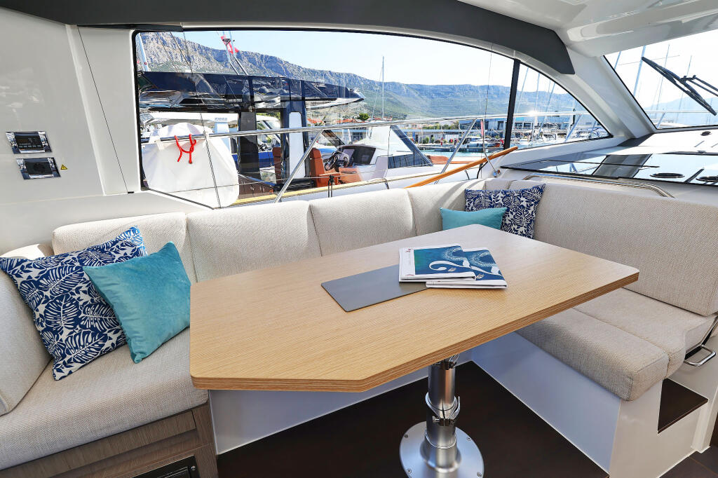 Sealine C390 Tireless