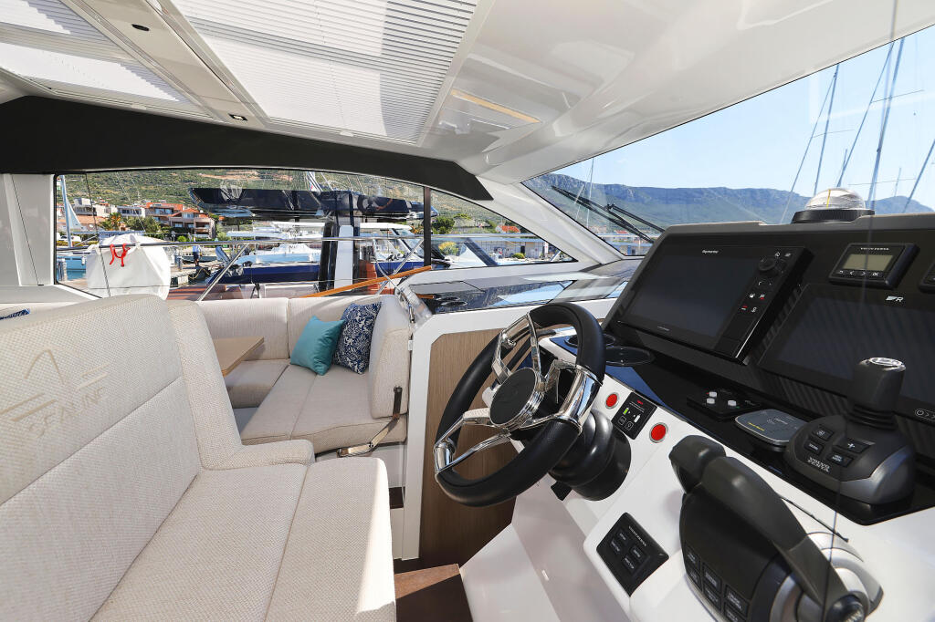 Sealine C390 Tireless