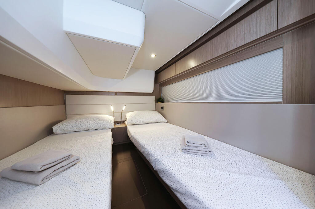 Sealine C390 Tireless